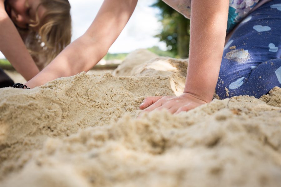 Hände im Sand