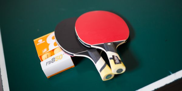 Tischtennisschläger und-bälle