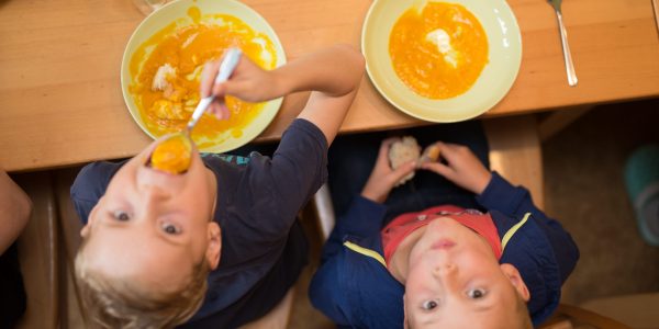 Neugierige Kinder beim Mittagessen