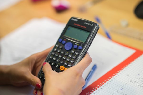 Kind macht Mathe-Hausaufgaben