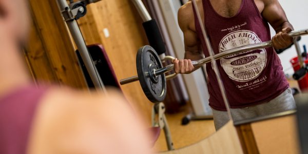 Langhantelheben im Fitnessraum