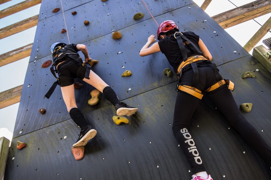 IPädagogisches Klettern an der Kletterwand im Freien