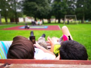 Kinder auf einer Liege mit dem Handy